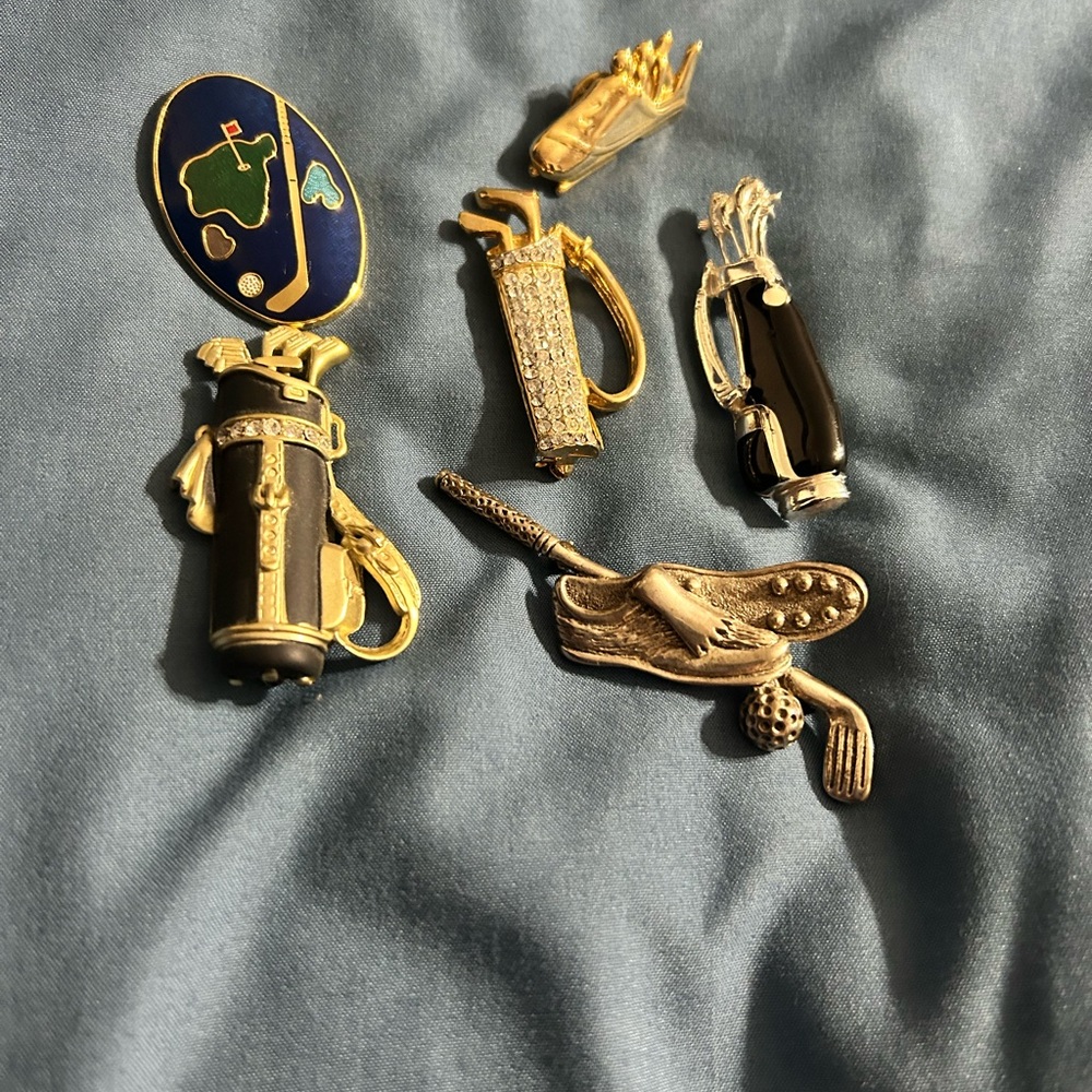 Bundle of vintage golf pins/brooches.